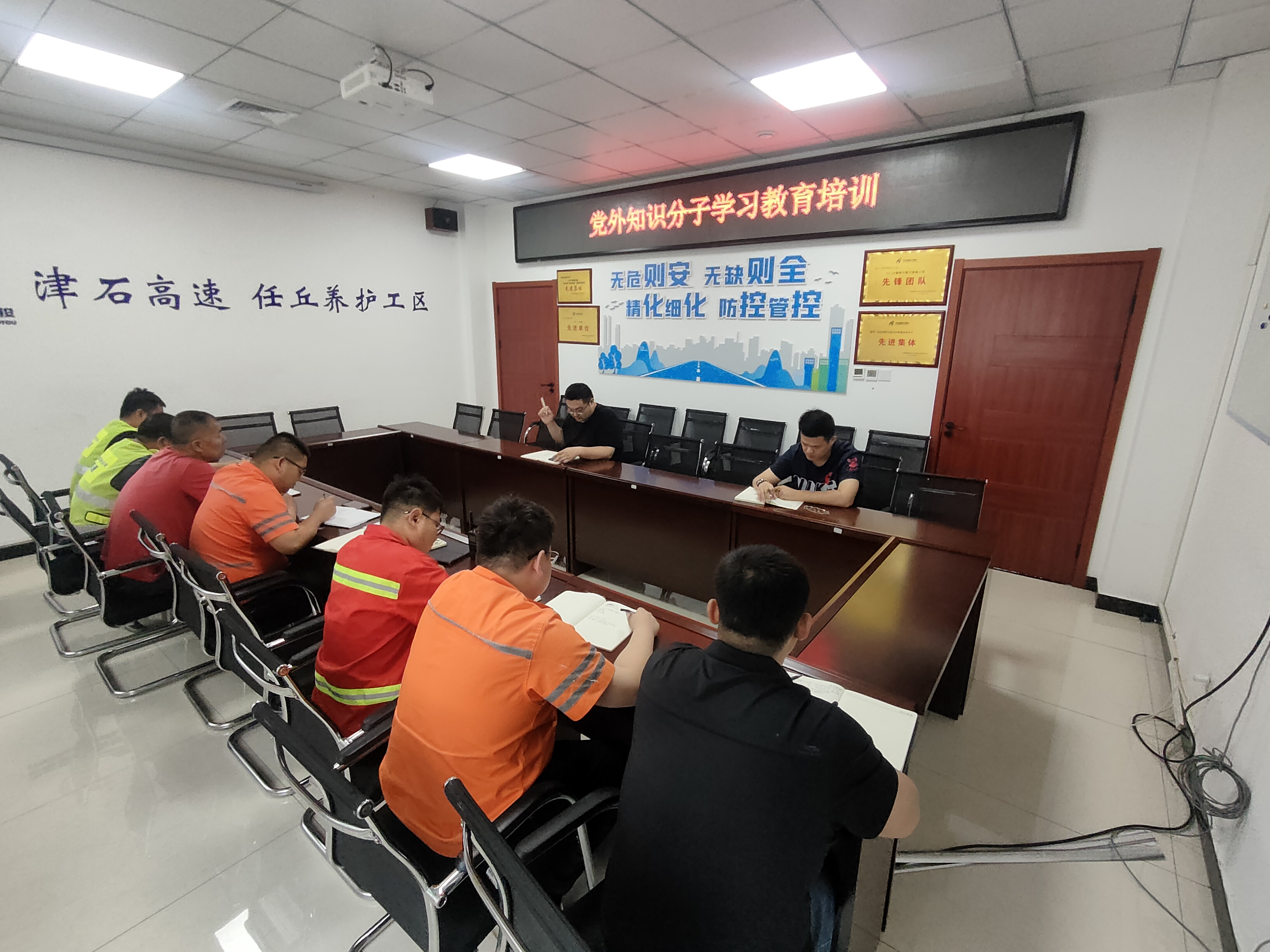 任丘工区开展“学规定、强作风、树形象”党风教育活动.jpg 任丘工区开展“学规定、强作风、树形象”党风教育活动.jpg