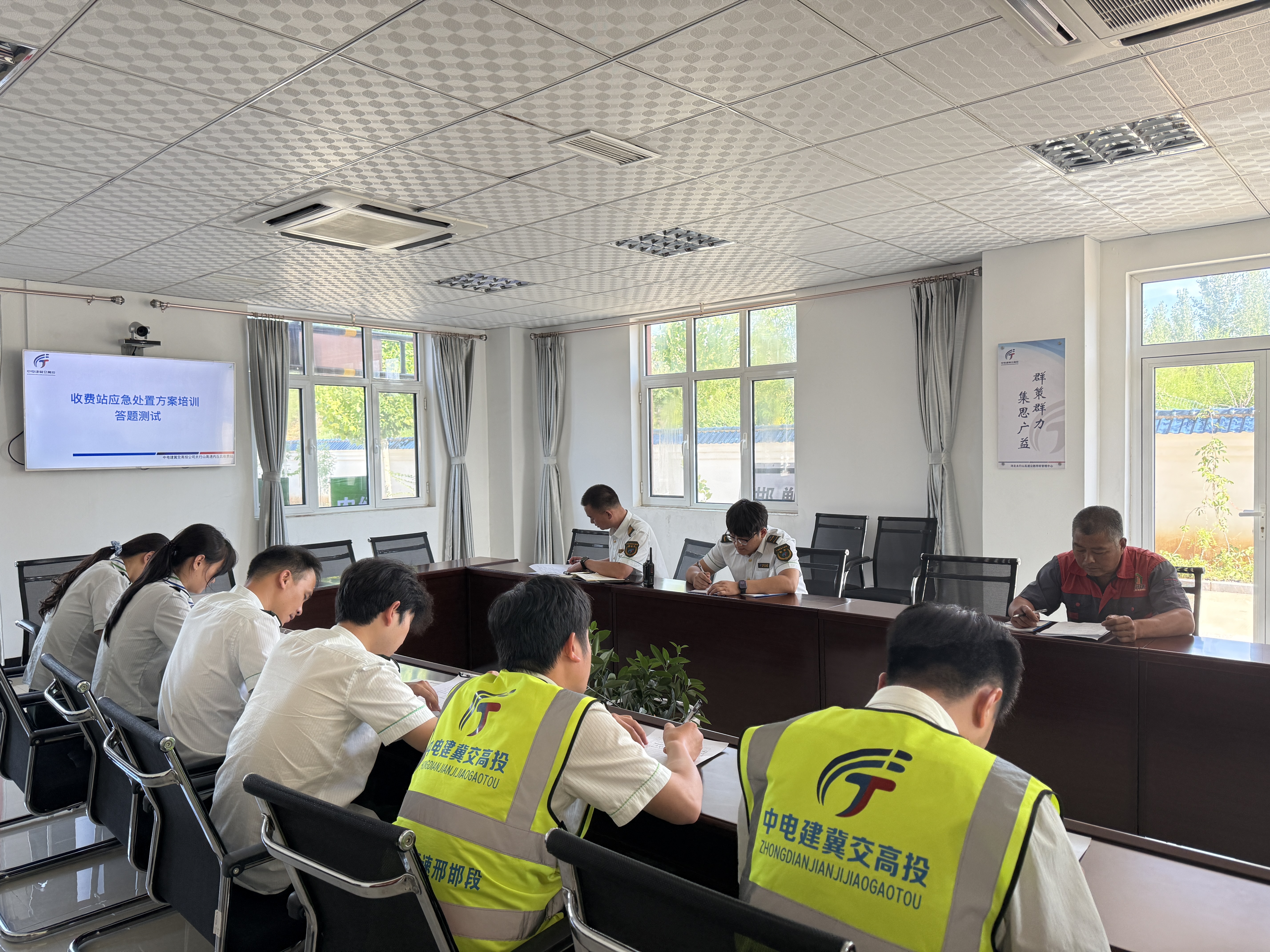 8.6太行山高速内丘北收费站以考促学 提升应急处置能力.jpg
