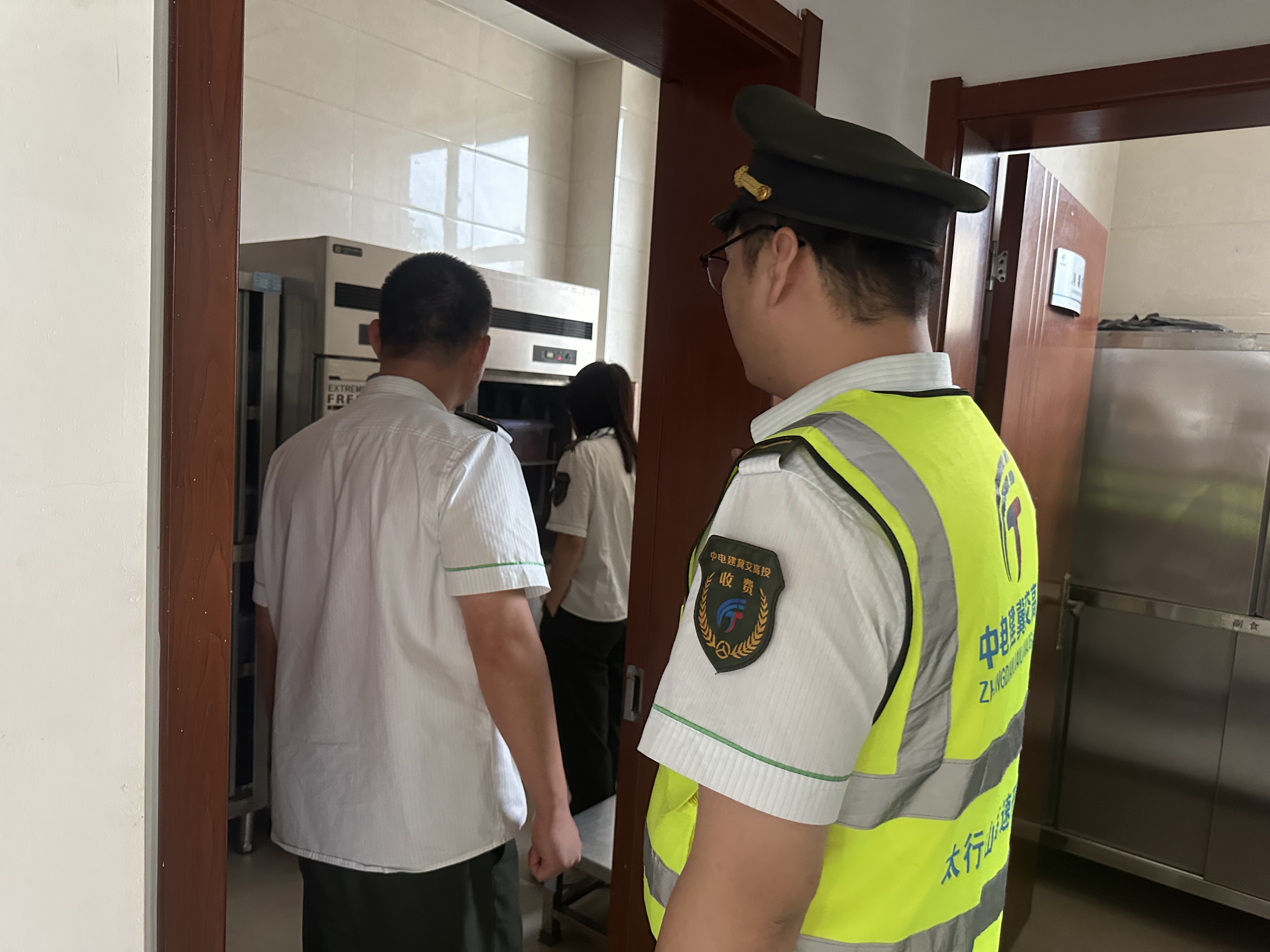 内丘北收费站食堂开展卫生安全检查 .jpg