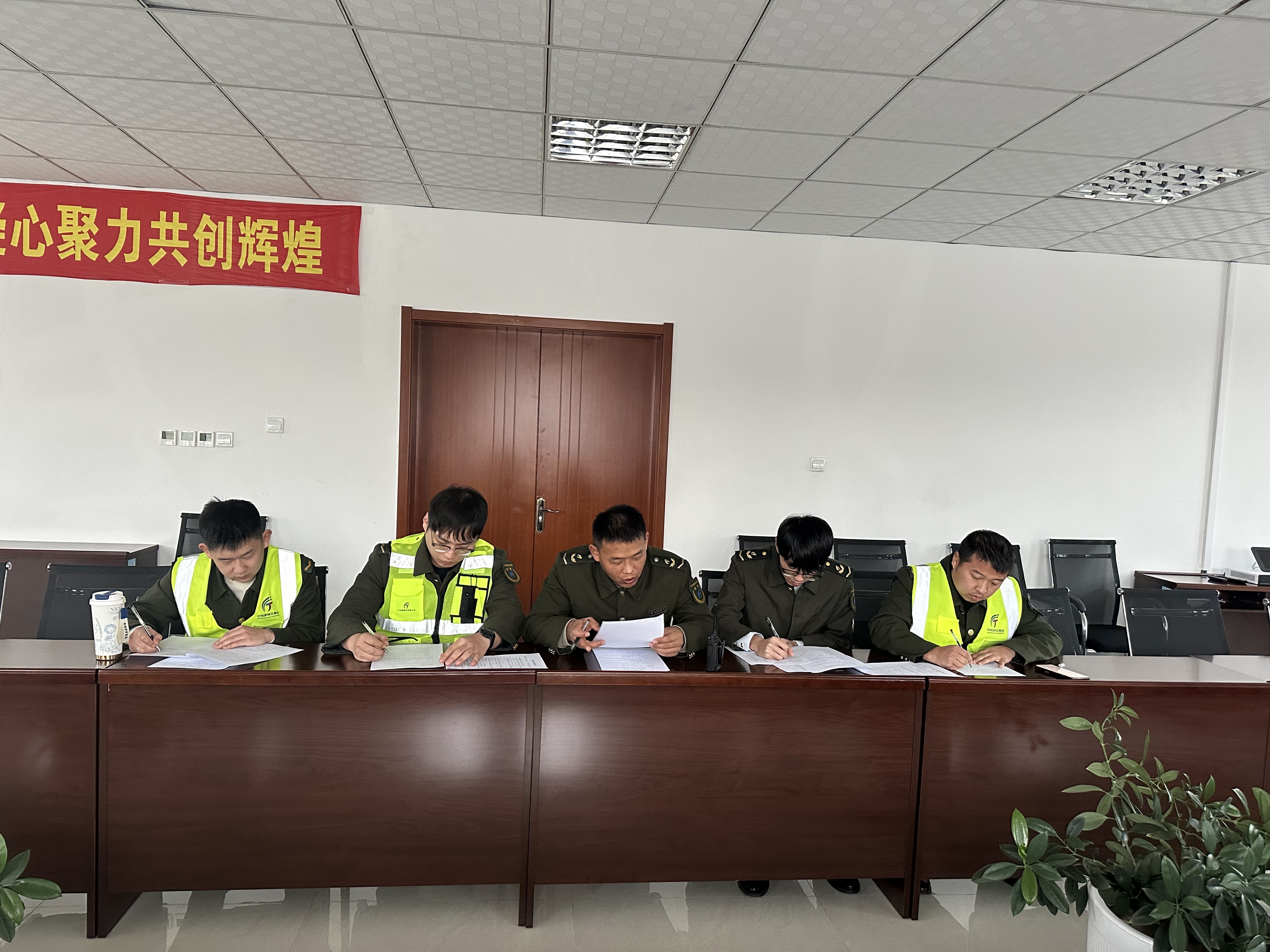 12.7二三班1.jpg 12.7二三班1.jpg